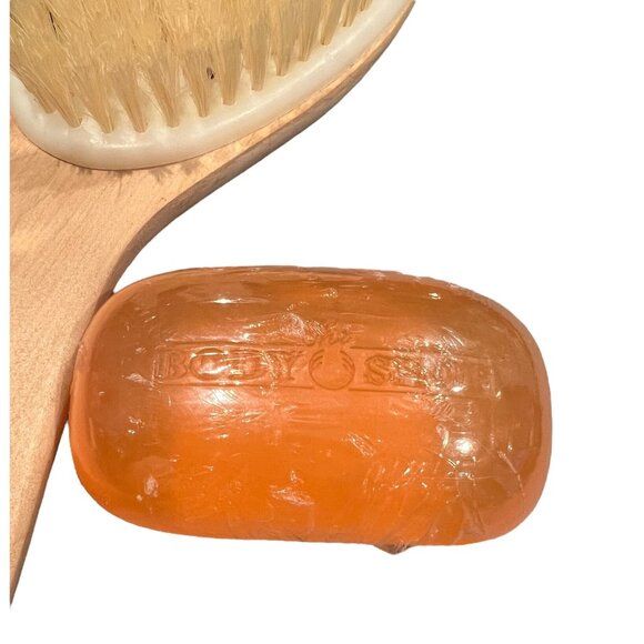 Vintage NOS The Body Shop Small Curved Back Brush With Fuzzy Peach Soap‎ Bar - Picture 6 of 12